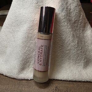 Makeup Revolution Conceal & Hydrate Foundation - F0.2
